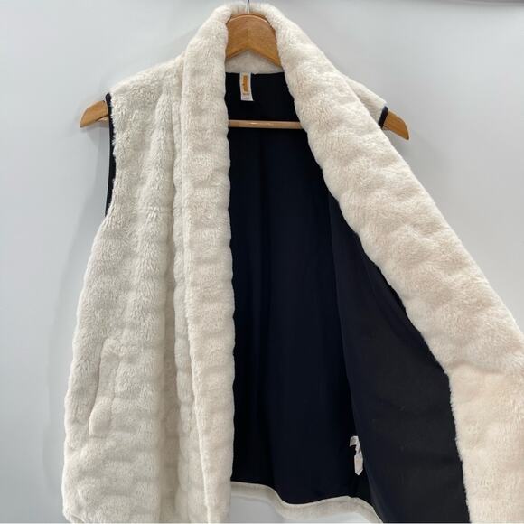 Lucy Woman's White Faux Fur Vest Size Medium Preppy Mob Wife Old Money - Picture 7 of 8